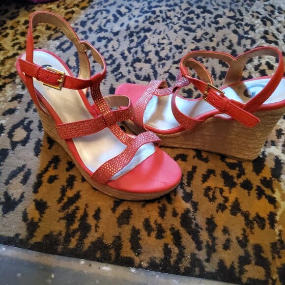 8 Gold Stud Guess Wedge - Picture 2 of 2